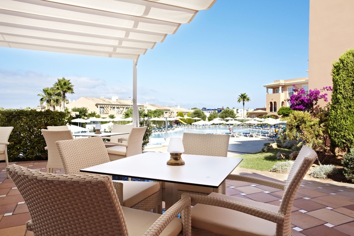 Imagen del bar/restaurante del Hotel Grupotel Macarella Suites and Spa. Foto 3