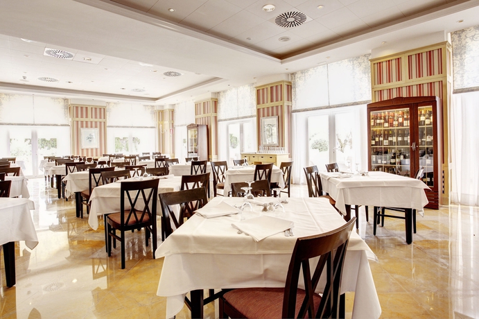 Imagen del bar/restaurante del Hotel Grupotel Macarella Suites and Spa. Foto 6