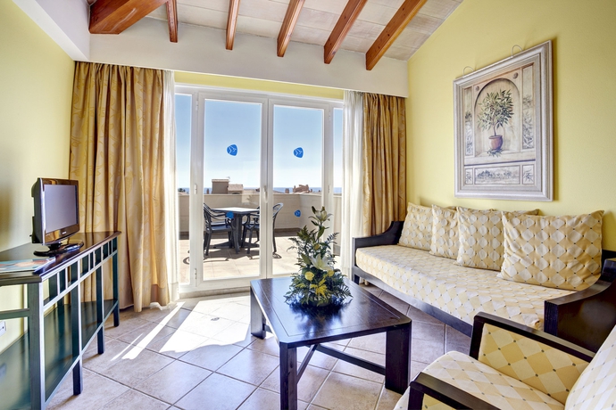 Imagen de la habitación del Hotel Grupotel Macarella Suites and Spa. Foto 9