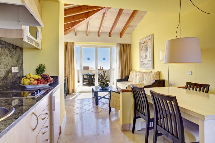 Imagen de la habitación del Hotel Grupotel Macarella Suites and Spa. Foto 10