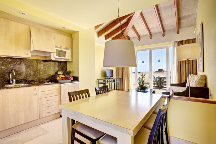 Imagen de la habitación del Hotel Grupotel Macarella Suites and Spa. Foto 12