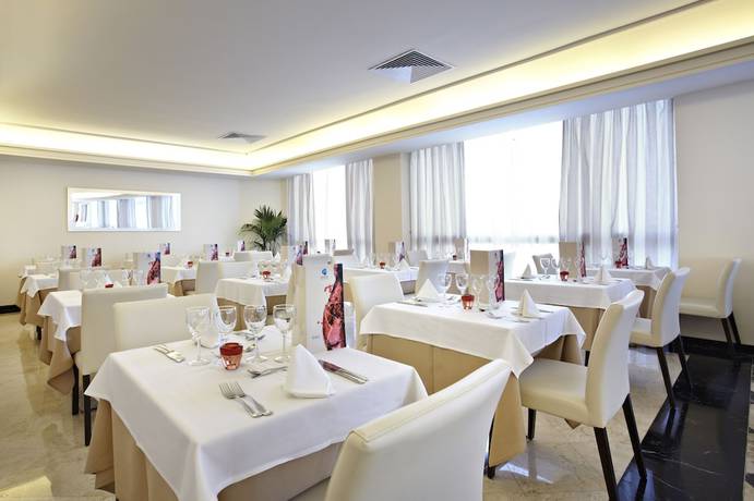 Imagen del bar/restaurante del Hotel Grupotel Playa Camp De Mar - Adults Only. Foto 2