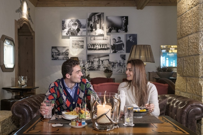 Imagen del bar/restaurante del Hotel Gstaad Palace. Foto 2