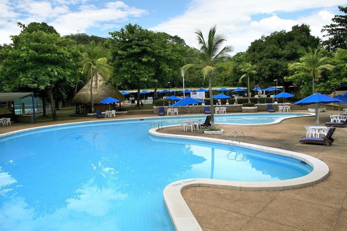 Imagen de la piscina del Hotel Guadaira Resort. Foto 19
