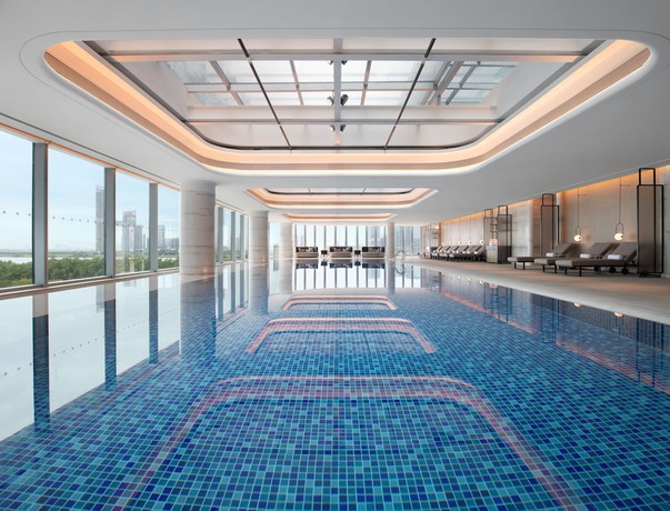 Imagen de la piscina del Hotel Guangzhou Marriott Nansha. Foto 8