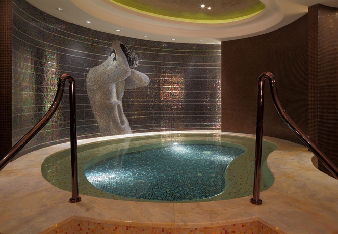 Imagen de la piscina del Hotel Guangzhou Marriott Tianhe. Foto 15