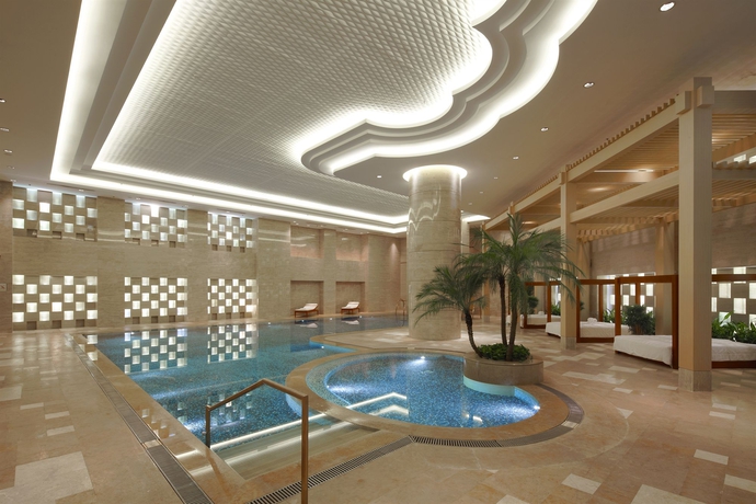 Imagen de la piscina del Hotel Guangzhou Marriott Tianhe. Foto 16