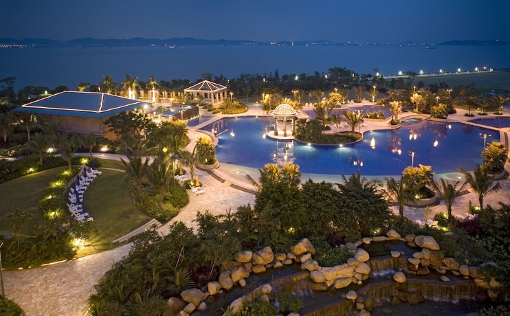 Imagen de la piscina del Hotel Guangzhou Nansha Grand. Foto 18