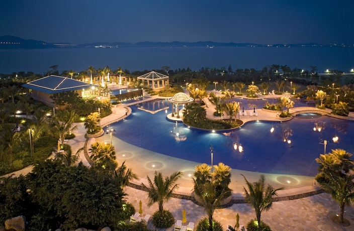 Imagen de la piscina del Hotel Guangzhou Nansha Grand. Foto 19