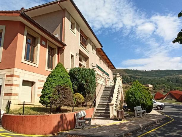 Imagen de los exteriores del Hotel Gue&ntilde;es. Foto 8