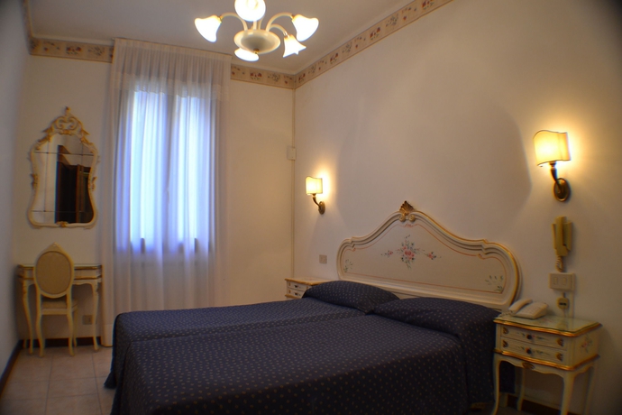 Imagen de la habitación del Hotel Guerrini, Venecia. Foto 8