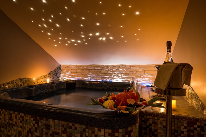 Imagen de la piscina del Hotel Guesia Village and Spa. Foto 5