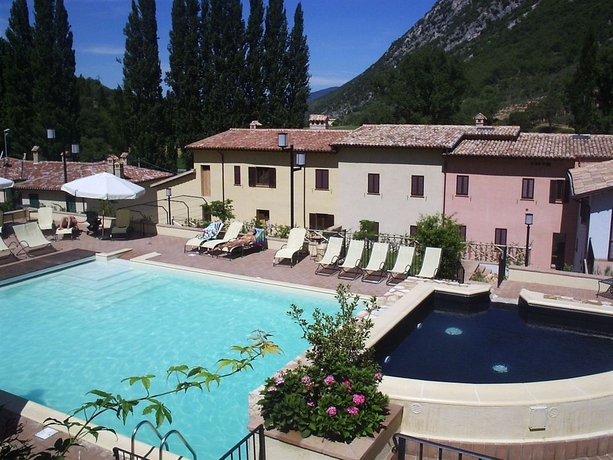 Imagen de la piscina del Hotel Guesia Village and Spa. Foto 6