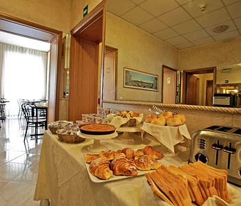 Imagen del bar/restaurante del Hotel Guest House Sallustiano. Foto 2