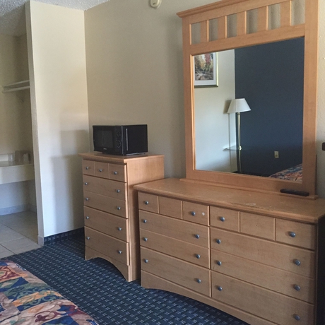 Imagen de la habitación del Hotel Guest Inn and Suites. Foto 9