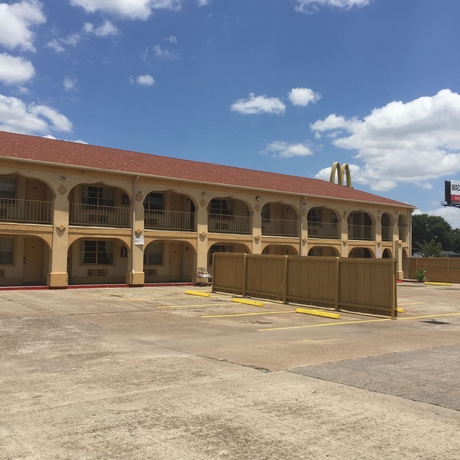 Imagen de los exteriores del Hotel Guest Inn and Suites. Foto 15