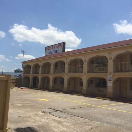 Imagen de los exteriores del Hotel Guest Inn and Suites. Foto 16