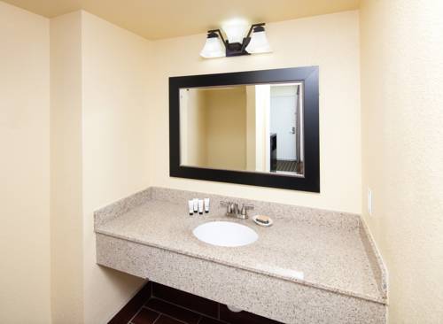 Imagen de la habitación del Hotel GuestPlace Inn and Suites. Foto 7