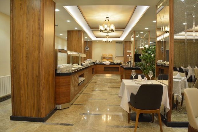 Imagen del bar/restaurante del Hotel Guler Park. Foto 4