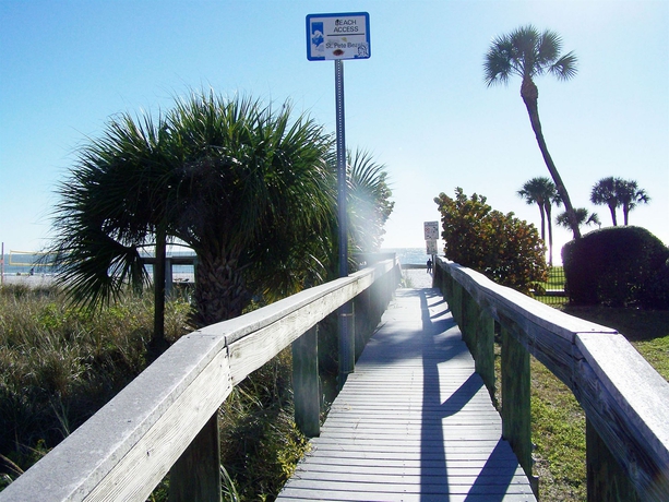 Imagen de los exteriores del Hotel Gulf Winds Beach Resort. Foto 10