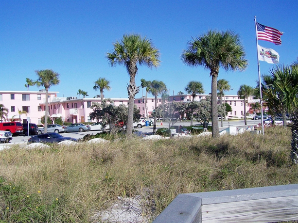 Imagen de los exteriores del Hotel Gulf Winds Beach Resort. Foto 11