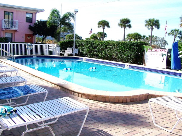 Imagen de la piscina del Hotel Gulf Winds Beach Resort. Foto 15