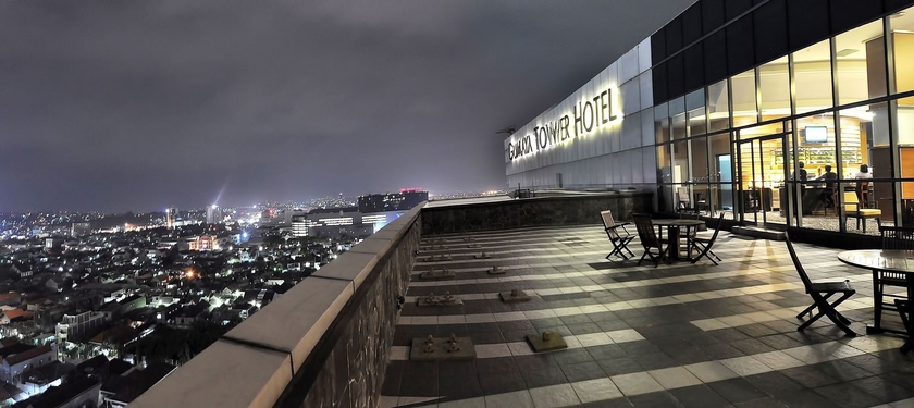 Imagen de los exteriores del Hotel Gumaya Tower Semarang. Foto 10