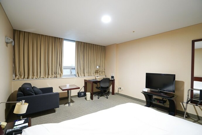 Imagen de la habitación del Hotel Gumi Century. Foto 15