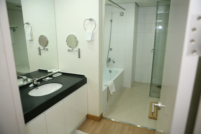 Imagen de la habitación del Hotel Gumi Century. Foto 19