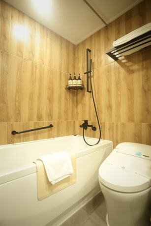 Imagen de la habitación del Hotel Gumi Century. Foto 22