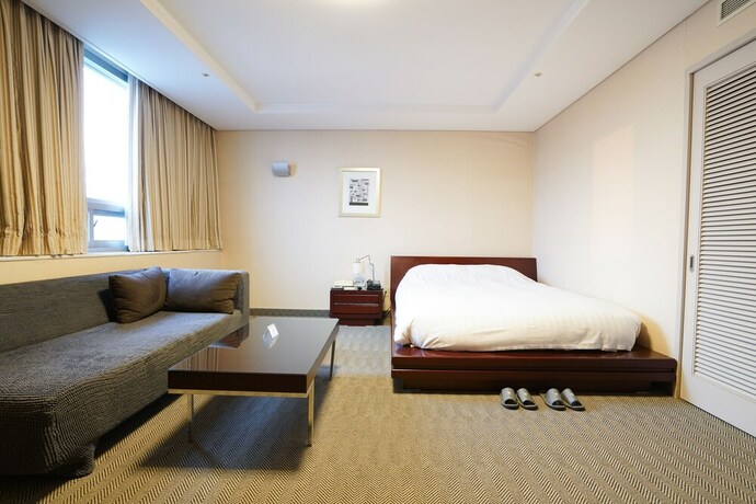 Imagen de la habitación del Hotel Gumi Century. Foto 23