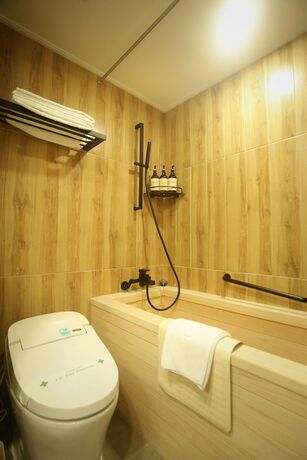 Imagen de la habitación del Hotel Gumi Century. Foto 25