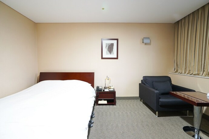 Imagen de la habitación del Hotel Gumi Century. Foto 32