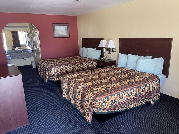 Imagen de la habitación del Hotel Gun Barrel Executive Inn. Foto 11