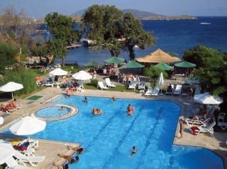 Imagen de la piscina del Hotel Gundem Resort. Foto 7