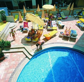 Imagen de la piscina del Hotel Gunes Sun Time Hotel. Foto 7