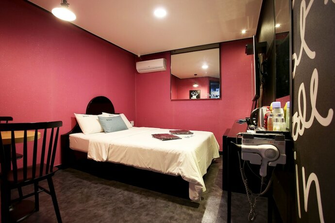 Imagen de la habitación del Hotel Guri BOX. Foto 14