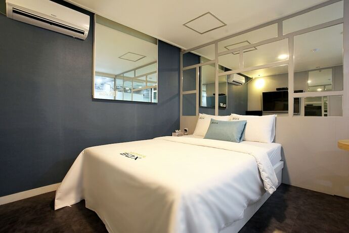 Imagen de la habitación del Hotel Guri BOX. Foto 17