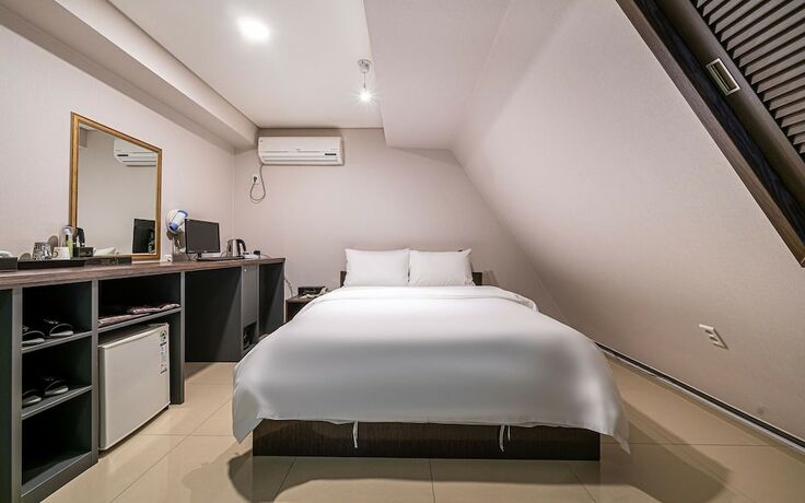 Imagen de la habitación del Hotel Guri Boutique Yeogi. Foto 13