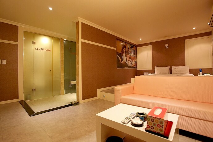 Imagen de la habitación del Hotel Guri Film 372. Foto 26