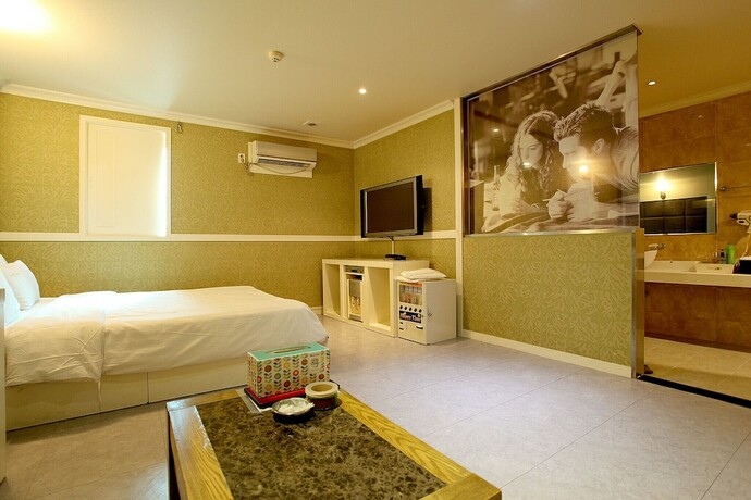 Imagen de la habitación del Hotel Guri Film 372. Foto 35