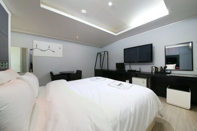 Imagen de la habitación del Hotel Guri Zenith. Foto 13