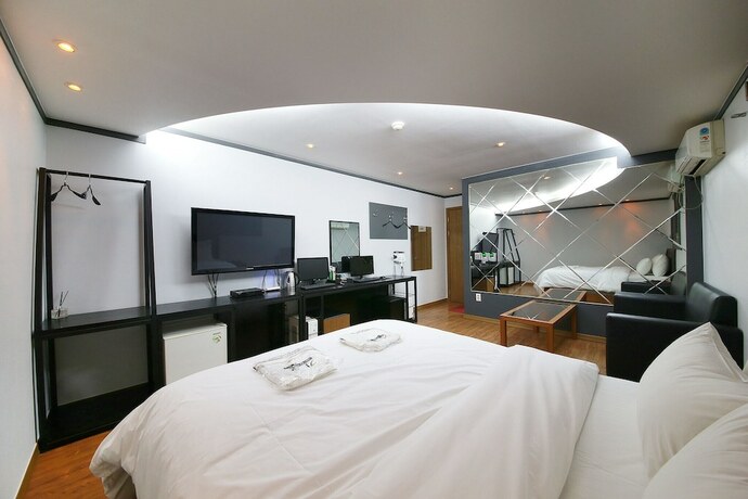 Imagen de la habitación del Hotel Guri Zenith. Foto 14