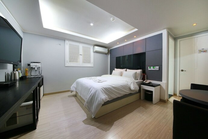 Imagen de la habitación del Hotel Guri Zenith. Foto 17