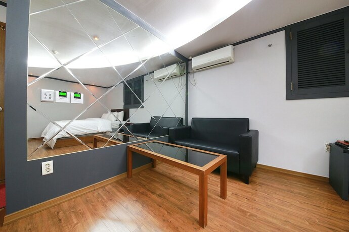 Imagen de la habitación del Hotel Guri Zenith. Foto 20