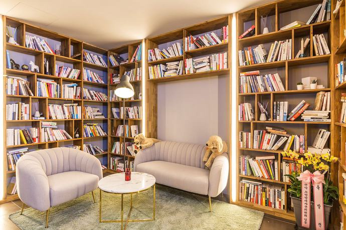 Imagen de los interiores del Hotel Guri in Cafe. Foto 20