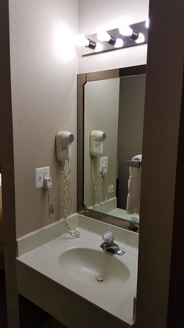 Imagen de la habitación del Hotel Gurnee Motel. Foto 13