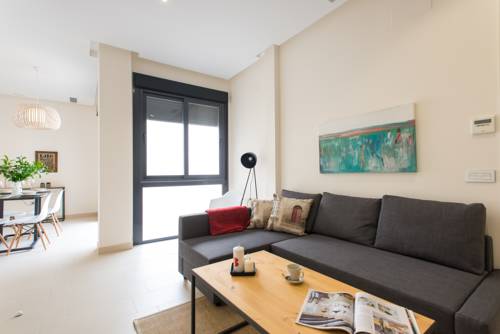 Imagen de la habitación del Hotel Guzman El Bueno Suites. Foto 4