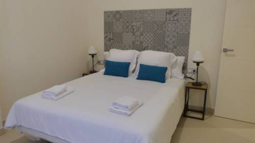 Imagen de la habitación del Hotel Guzman El Bueno Suites. Foto 5