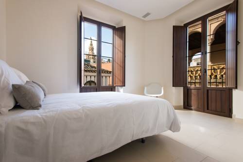 Imagen de la habitación del Hotel Guzman El Bueno Suites. Foto 7